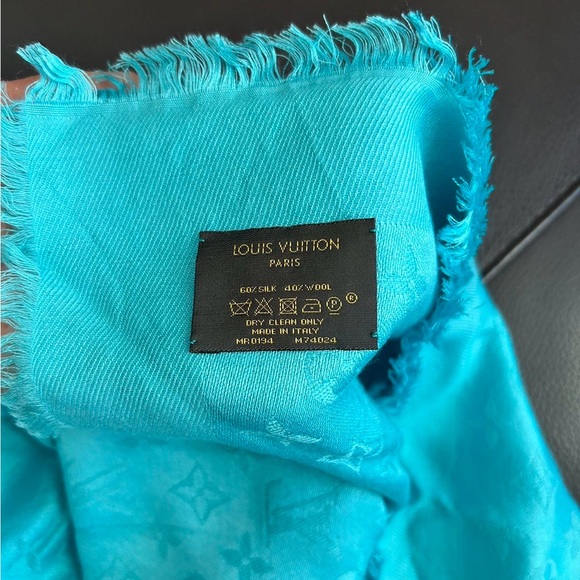 Louis Vuitton Chale Monogram Scarf. 140 x 140cm Fabric: 60% silk, 40% wool - Picture 3 of 8